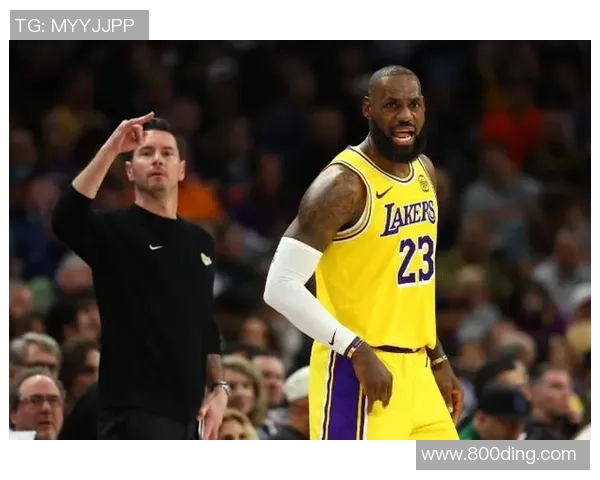 开会白开了!湖人防卫稀碎，詹姆斯单节5失误，雷迪克十分气愤